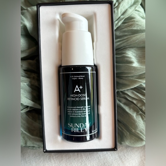 Sunday Riley A+ High-Dose Retinoid Serum – Anti-Aging Treatment for fine lines - Picture 4 of 7